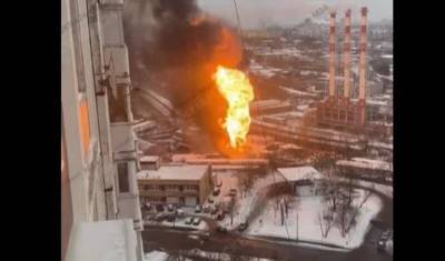 Топливозаправщик загорелся на северо-западе Москвы - ВИДЕО