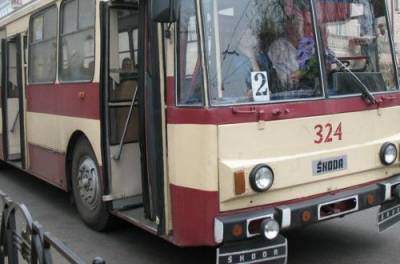 "Накупили гов*а!": в Черновцах водитель троллейбуса грела двигатель факелом