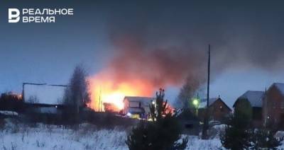Соцсети: В Казани две пожарные машины застряли в снегу, пытаясь проехать к горящему дому