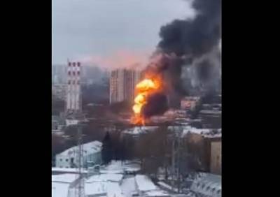 В Москве в промзоне загорелся топливозаправщик