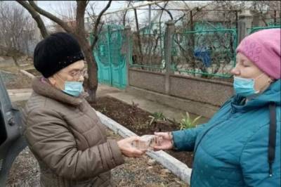 Цинизм зашкаливает: в оккупированном Крыму ветеранам подарили по 125 г хлеба