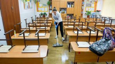 Украинских школьников больше не будут заставлять убирать классы