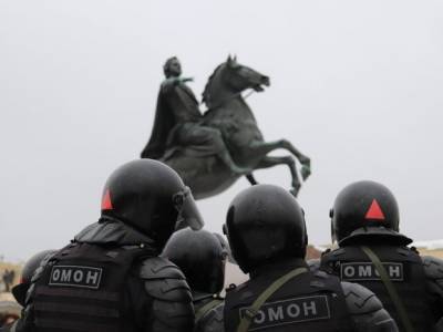 В центр Петербурга стянули омоновцев и полицию