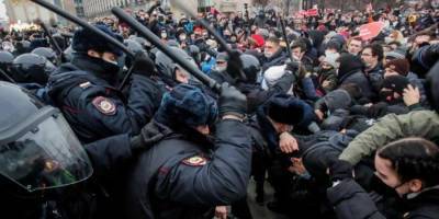 Персональные данные силовиков, которые задерживали людей во время акций в поддержку Навального, публикуют в Telegram-канале — СМИ