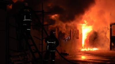 Спасатели локализовали крупное возгорание топливозаправщика в Москве