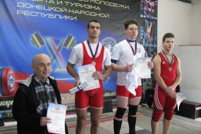 Тяжелоатлет из ДНР установил 4 рекорда на соревнованиях в Снежном