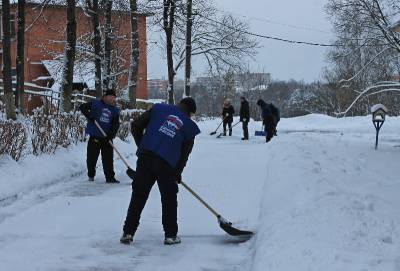 Единороссы расчистили от снега три соцобъекта в Смоленске