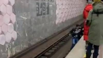 В Харькове мужчина упал на рельсы подземки