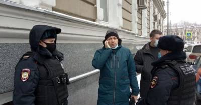В Москве накануне митингов задержали главреда "Медиазоны", который гулял с сыном (видео)