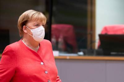 Меркель просит проявить терпение семьям с детьми