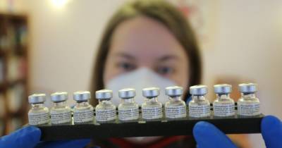 Украина в феврале получит 117 тысяч доз вакцины Pfizer-BioNTech: кого будут прививать первыми