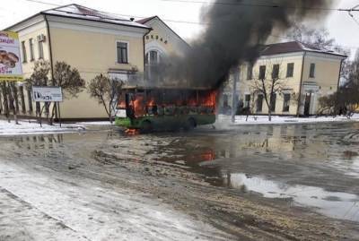В Харькове возле вокзала сгорела маршрутка: водитель выскочил в последний момент