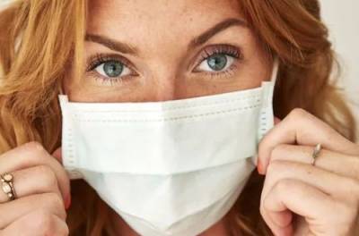 Инфекционист предупредила о последствиях ношения двух масок одновременно