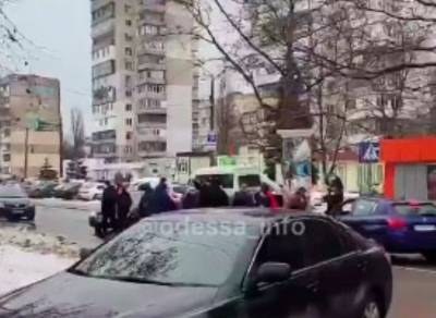 Четыре дня без света: одесситы перекрыли дорогу на Черемушках (видео)