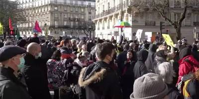 В Париже снова проходят протесты