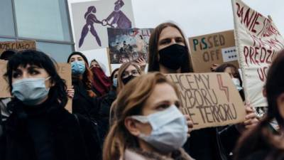 Рафал Тшасковский - Из-за запрета абортов в Польше третий день не унимаются акции протеста - vchaspik.ua - Варшава