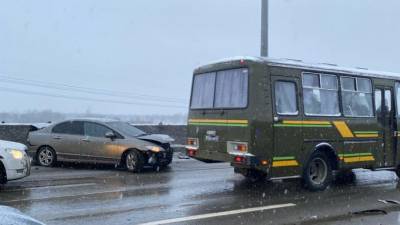 Киевское шоссе встало из-за массового ДТП с автобусом
