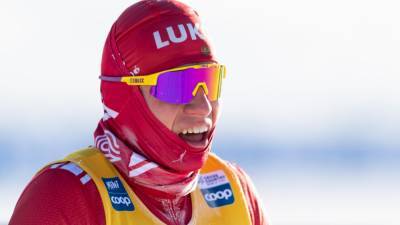 Лыжник Александр Большунов первым пришел к финишу на этапе КМ в Фалуне