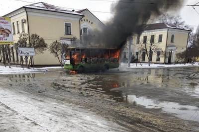 В Харькове маршрутка дотла сгорела на остановке: фото пожара