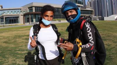 Прыгнула с парашютом: Санта Димопулос показала экстремальные развлечения в Дубае – фото и видео