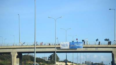 На мостах и площадях: возобновились акции протеста против Нетаниягу