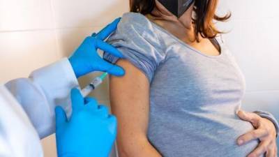 ВОЗ изменила позицию по вакцинации беременных от коронавируса: прививаться можно