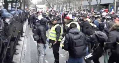 Протесты в Париже: в толпу бросают дымовые шашки – видео