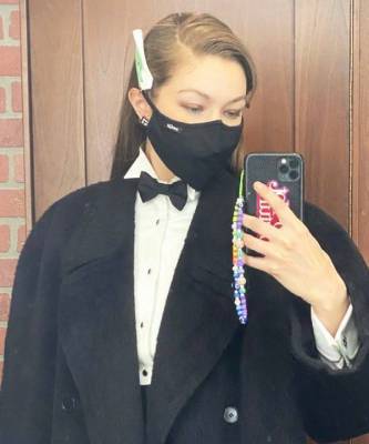 Как женщинам носить галстук-бабочку? Супермодель Джиджи Хадид возвращается к работе в стильном образе