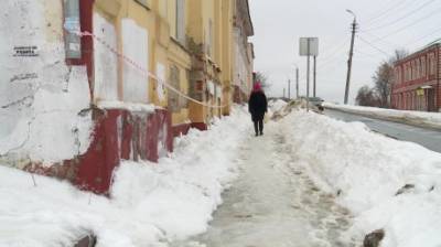 На улице Кураева на прохожих могут упасть ледяные глыбы