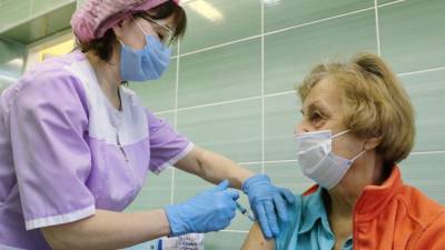 Петербуржцам дали рекомендации, как справиться с побочным эффектом от вакцинации