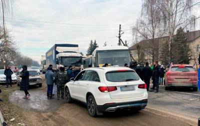 На Буковине в двух селах люди перекрыли дороги