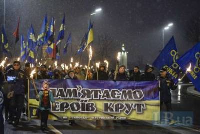 В Киеве в честь Героев Крут прошел факельный марш (ФОТО)