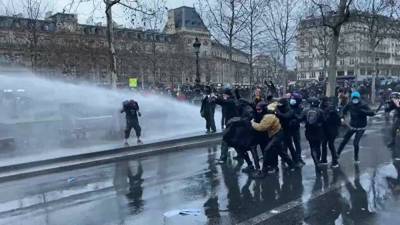 News Front - В Париже силовики разгоняют манифестантов водометами - news-front.info - Франция - Париж