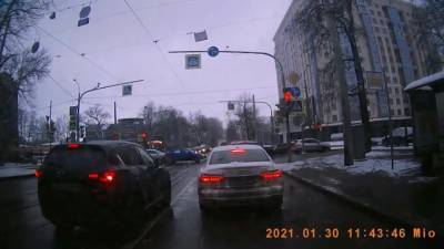 Трамвай врезался в иномарку на пересечении Савушкина и Липовой аллеи
