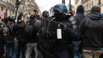 Полиция применила слезоточивый газ в отношении протестующих в Париже
