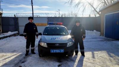 На Южном Урале сотрудники ДПС спасли главу села и журналистку, застрявших в снегу