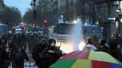 Парижские протестующие разошлись в районе комендантского часа