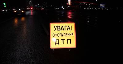 Вблизи Павлограда на скользкой дороге столкнулись иномарка и легковушка: есть погибшие