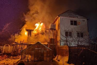 В Тверской области возле жилого дома горит баня