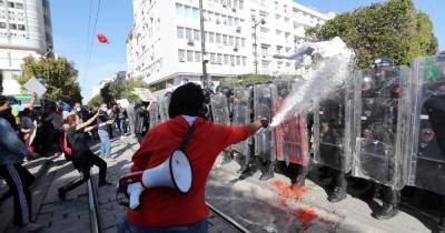 Демонстранты в Тунисе забросали полицейских бутылками и краской