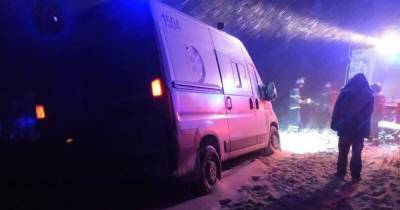 Скорая застряла в переметах: в Одесской области младенец умер во время родов в заметенном снегом селе