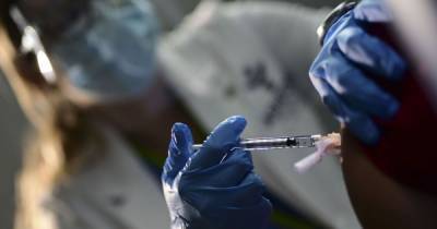Германия начала заказывать вакцины от коронавируса на 2022 год