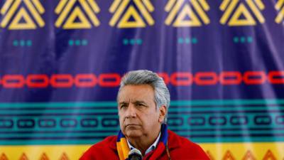 Самолет президента Эквадора совершил вынужденную посадку после взлета