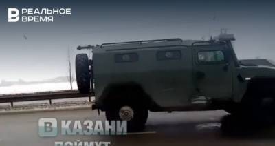 В Казани сняли на видео ДТП двух легковушек и одного бронетранспортера