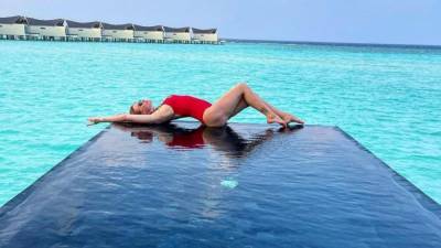 В красном бикини: Слава Каминская отдыхает на Мальдивах – жаркое фото