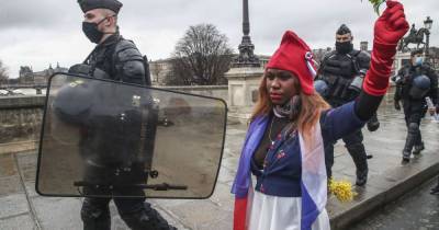 Во время протестов во Франции митингующие столкнулись с правоохранителями: 35 задержанных