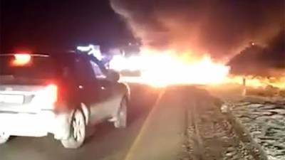 В Дагестане полицейский спас двух человек из горящего автомобиля