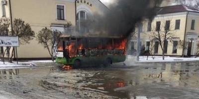 В Харькове на остановке горела маршрутка — фото, видео