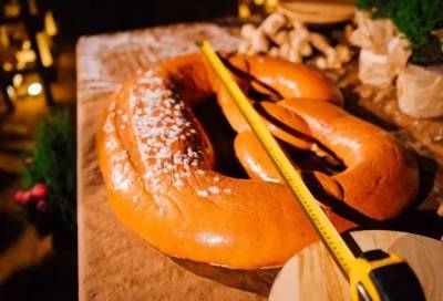 "Хлеба и зрелищ": гигантский брецель испекли в Никольских рядах