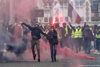 Полиция разогнала водометами протестующих в Париже